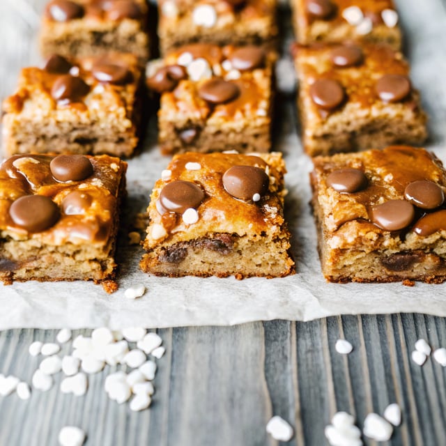 Salted Caramel Chocolate Chip Oat Cookie Bars