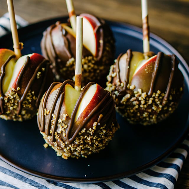 Sweet and Salty Bourbon Cinnamon Pecan Caramel Apples + Chocolate Drizzle