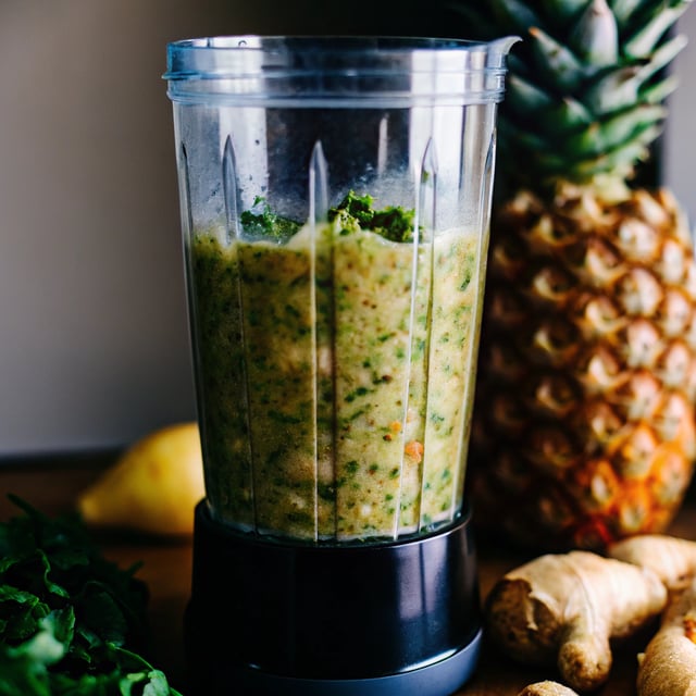 Green Arugula Smoothie with Ginger and Pineapple